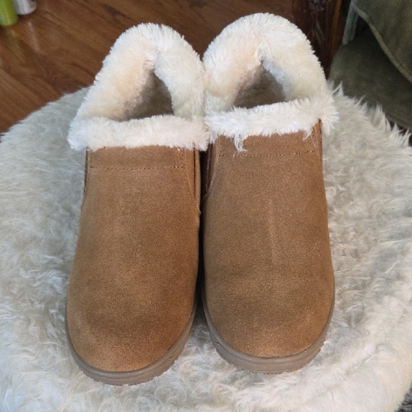 Minnetonka Tan Winter Boots with White Fur Lining - Picture 2 of 10
